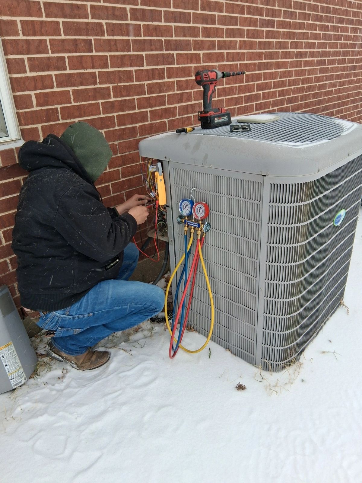 An Alvis Mechanical technician on a service call at a North Texas home